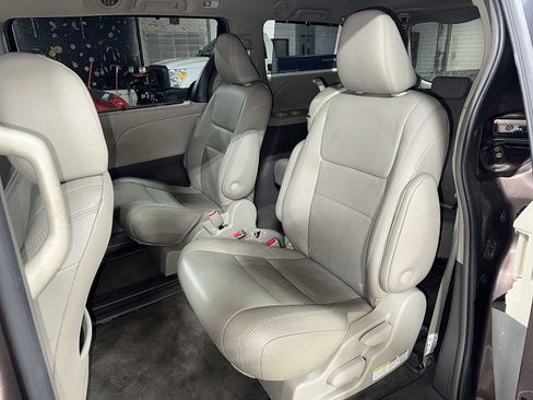 Used 2018 Toyota Sienna XLE w/ XLE Navigation Package image 16
