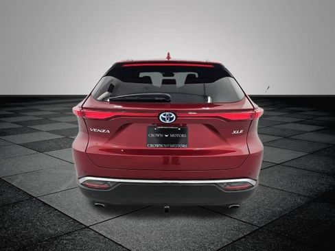 Used 2024 Toyota Venza XLE image 6