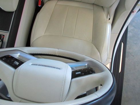 Used 2023 Land Rover Range Rover SE AWD/4WD image 9