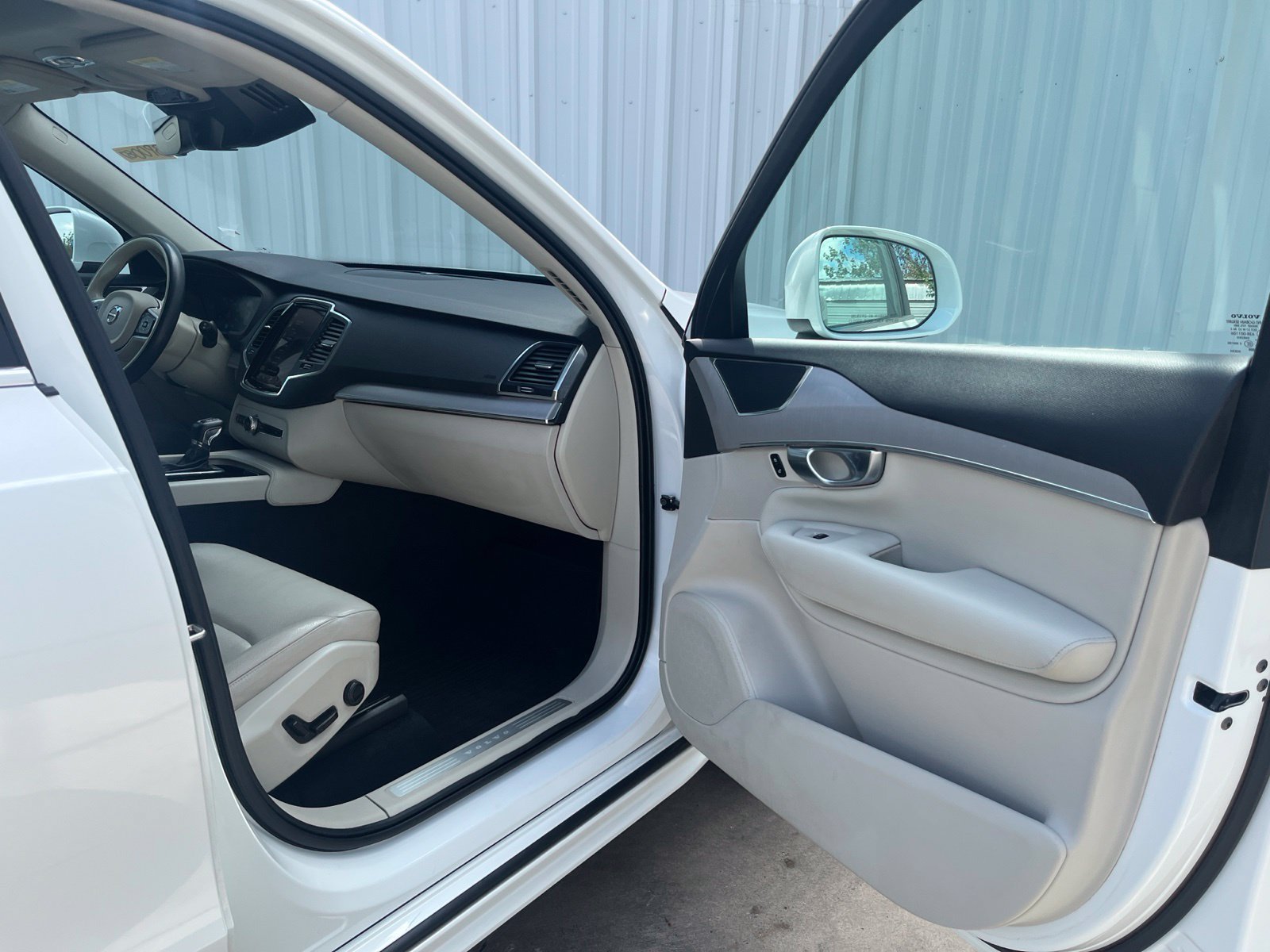 Used 2022 Volvo XC90 T5 Momentum AWD/4WD image 16