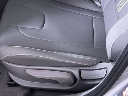 New 2025 Hyundai Elantra SEL image 13