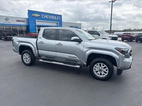 Used 2025 Toyota Tacoma SR5 image 5
