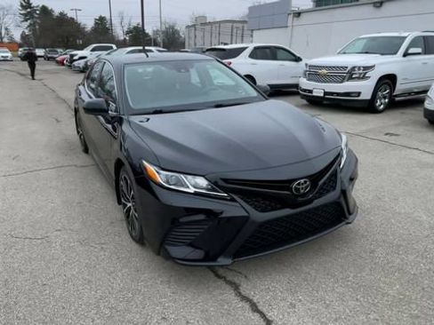 Used 2020 Toyota Camry SE FWD image 4