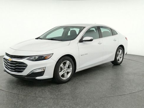 Used 2024 Chevrolet Malibu LT image 3