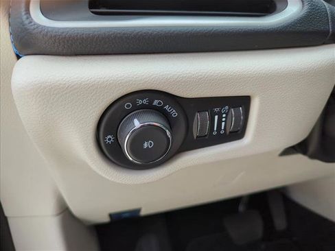 Used 2021 Chrysler Pacifica Touring-L image 23