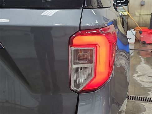 Used 2022 Ford Explorer XLT image 35