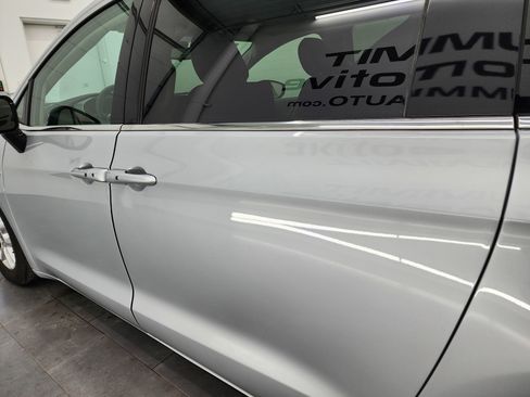 Used 2024 Chrysler Pacifica Touring-L image 32