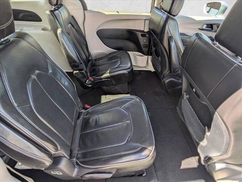 Used 2019 Chrysler Pacifica Limited FWD image 19