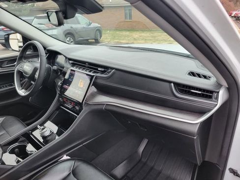 Used 2023 Jeep Grand Cherokee L Limited w/ Black Appearance Package image 33