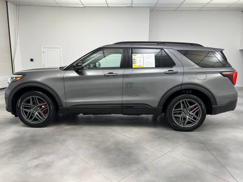 Used 2025 Ford Explorer ST-Line w/ ST-Line Street Pack AWD/4WD image 5