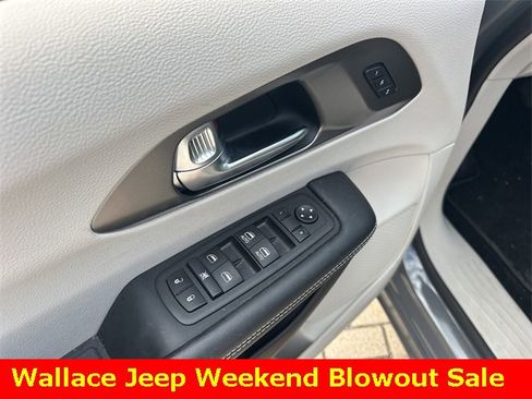 Used 2023 Chrysler Pacifica Touring-L image 17