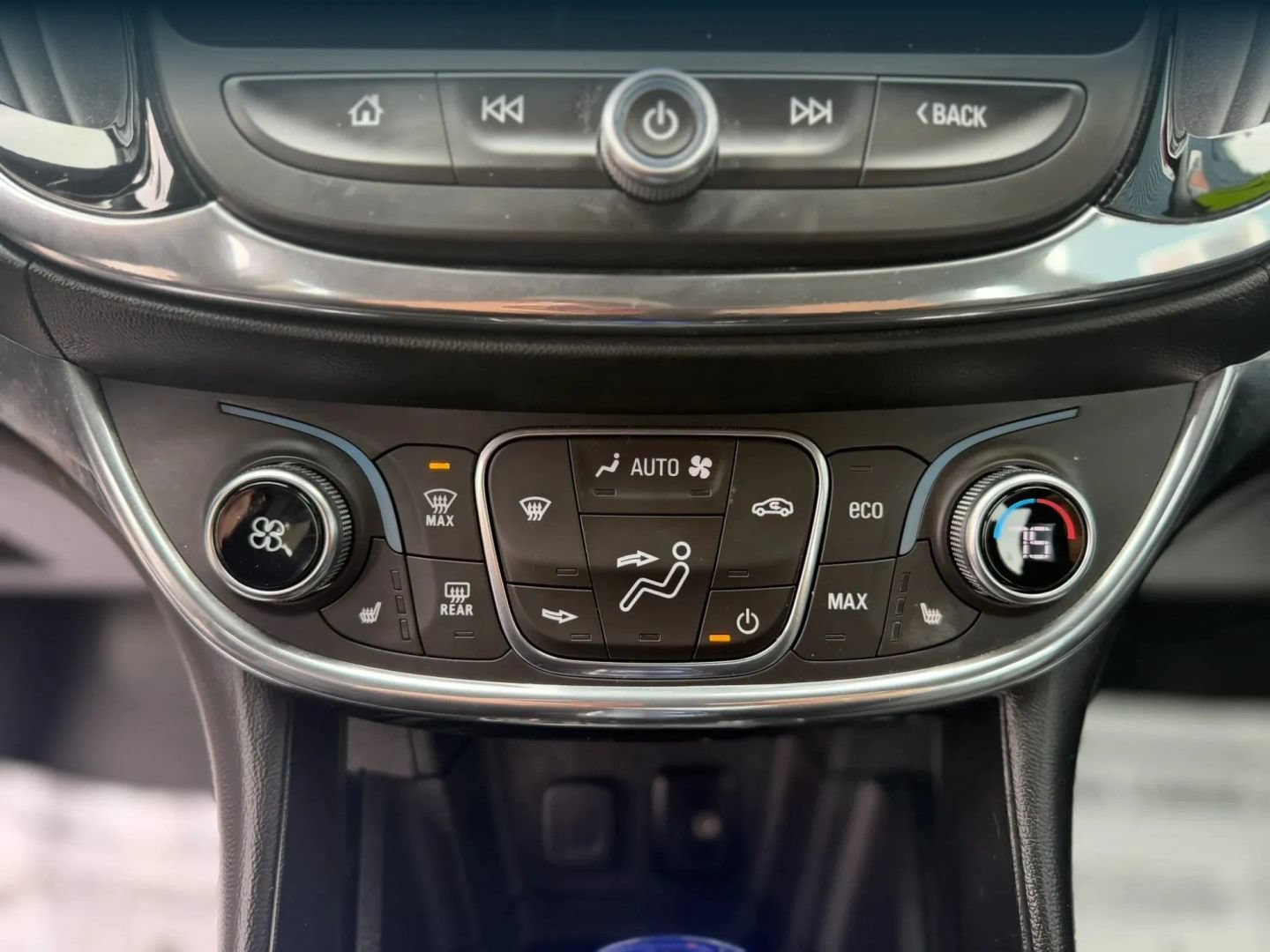 Used 2018 Chevrolet Volt Premier w/ Driver Confidence Package FWD image 21