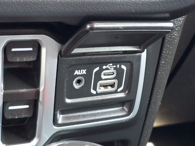 Used 2025 Jeep Wrangler Unlimited Sahara AWD/4WD image 21