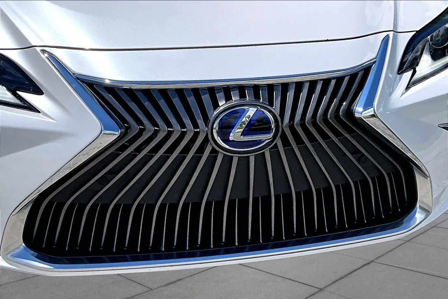 Used 2020 Lexus ES 300h w/ Premium Package FWD image 30