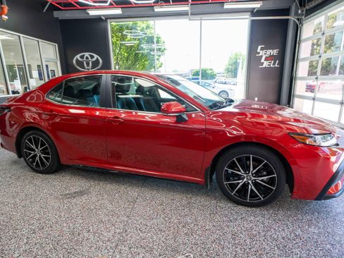 Used 2024 Toyota Camry SE w/ Convenience Package FWD image 5