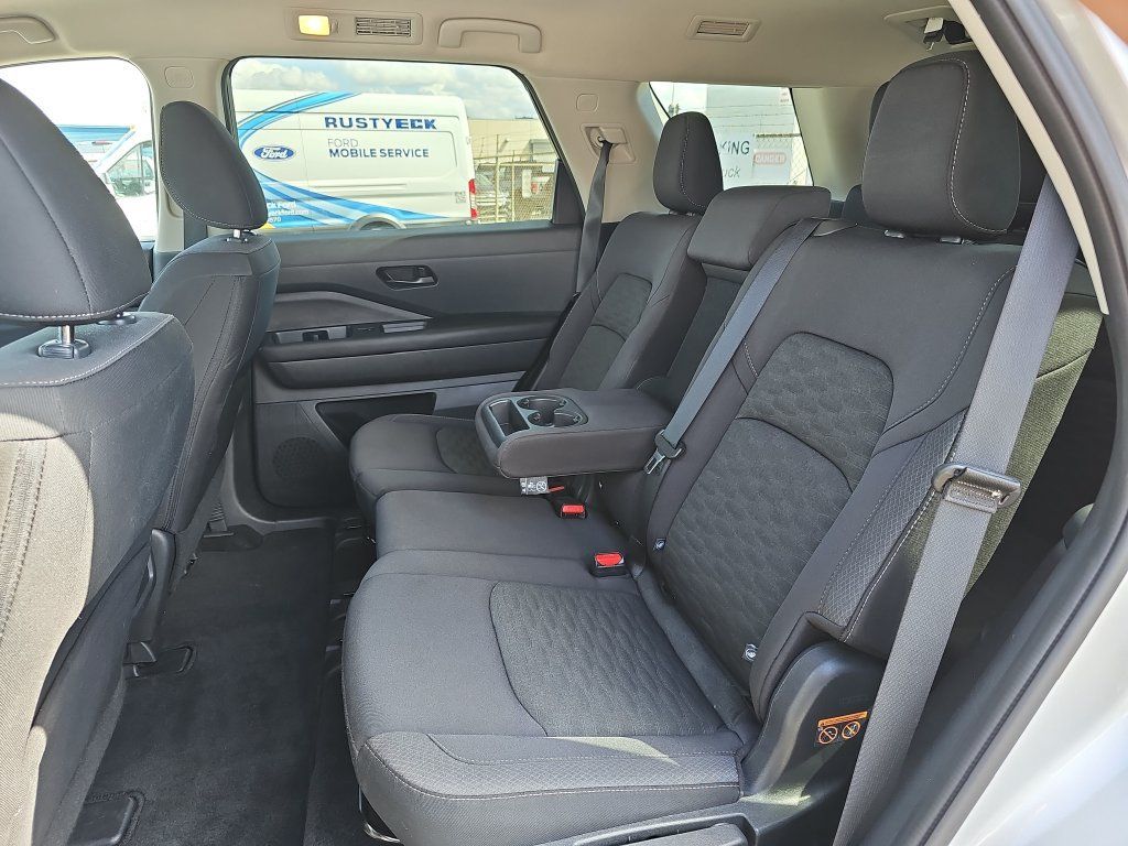 Used 2025 Nissan Pathfinder SV AWD/4WD image 14