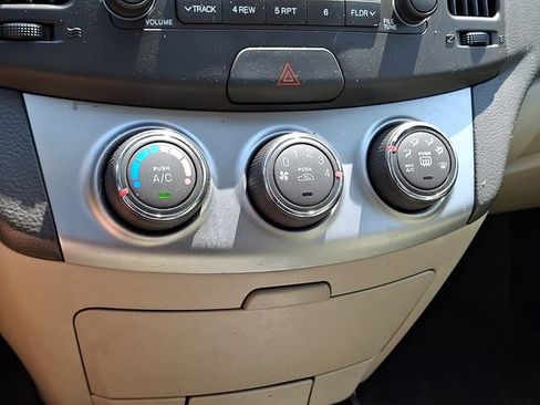 Used 2010 Hyundai Elantra GLS FWD image 18