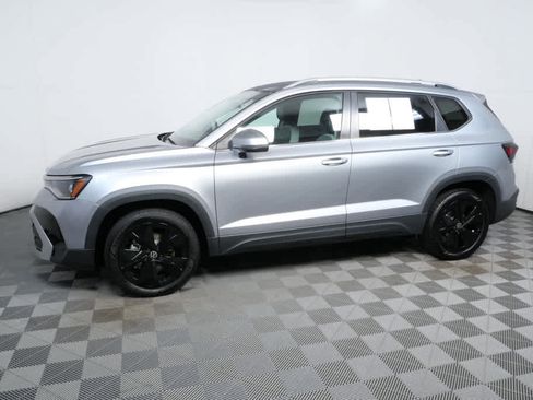 Certified 2025 Volkswagen Taos SE w/ Black Wheel Package FWD image 24