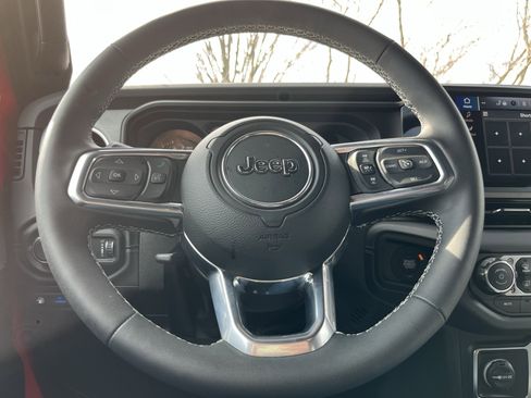 Used 2025 Jeep Wrangler Unlimited Sahara w/ Safety Group image 18