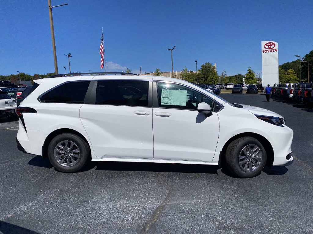 New 2026 Toyota Sienna LE FWD image 2