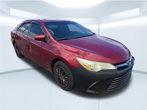 Used 2015 Toyota Camry LE FWD image 2