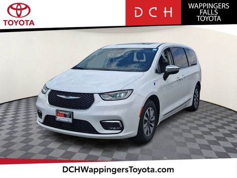 Used 2023 Chrysler Pacifica Limited FWD image 1