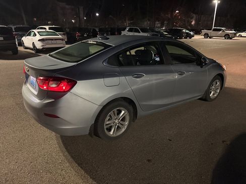 Used 2018 Chevrolet Cruze LT w/ Convenience Package image 15