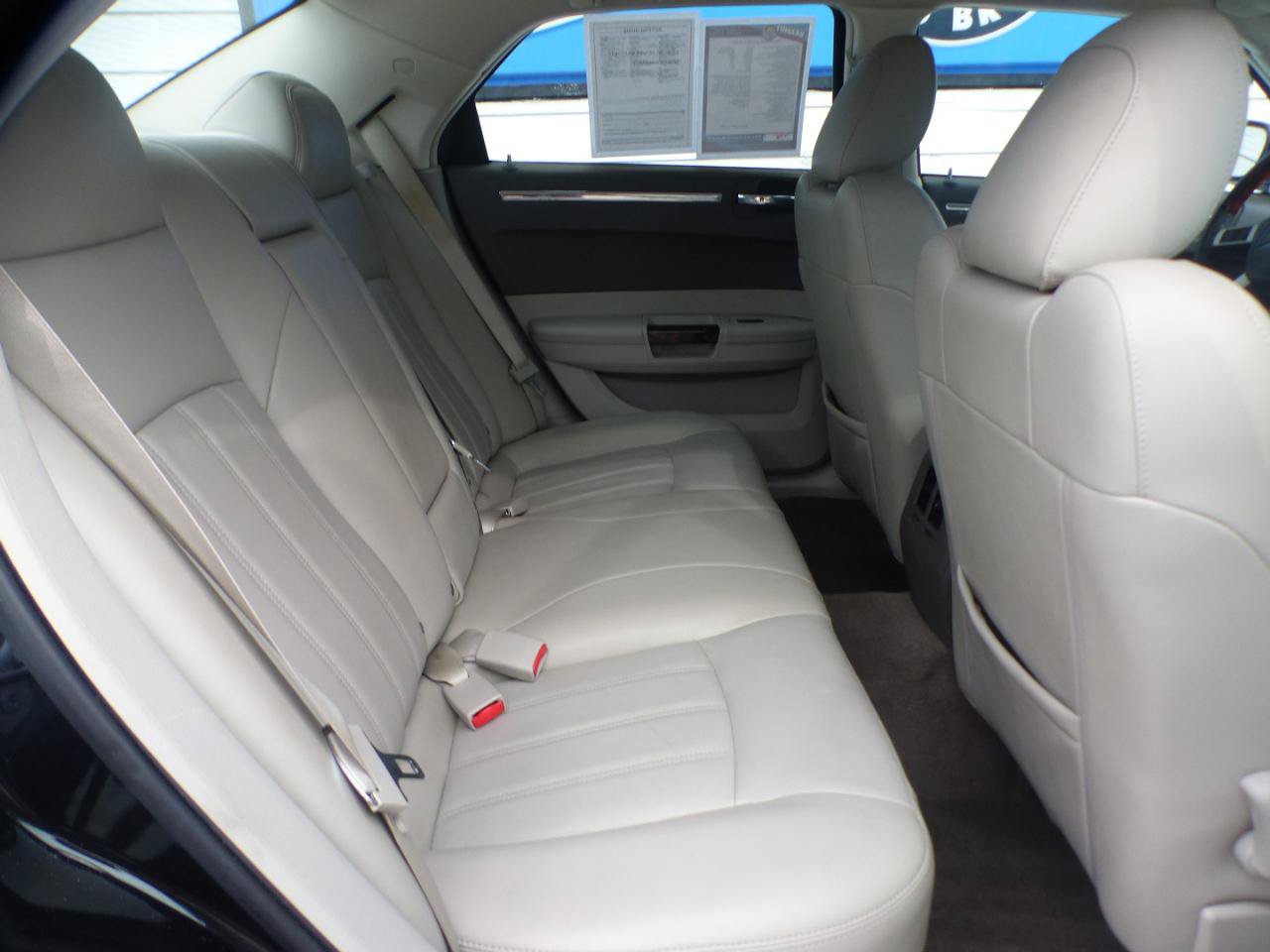 Used 2009 Chrysler 300 C w/ Protection Group II RWD image 17