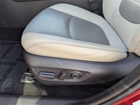 Used 2020 Toyota RAV4 XLE Premium image 22