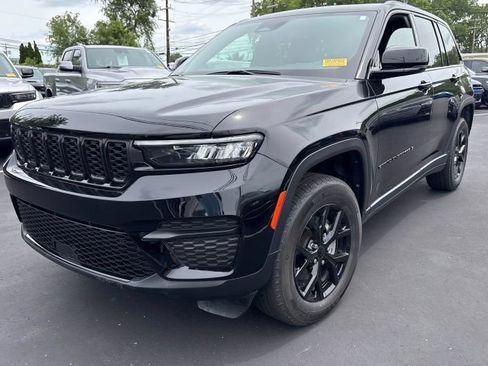 Certified 2024 Jeep Grand Cherokee Altitude AWD/4WD image 2