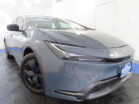 Used 2024 Toyota Prius LE FWD image 3