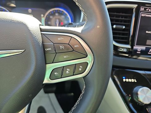 Used 2023 Chrysler Pacifica Touring-L image 23