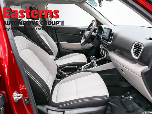 Used 2024 Hyundai Venue SEL image 24