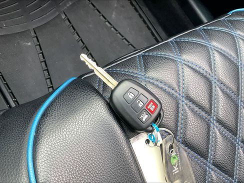 Used 2017 Toyota Camry SE image 14