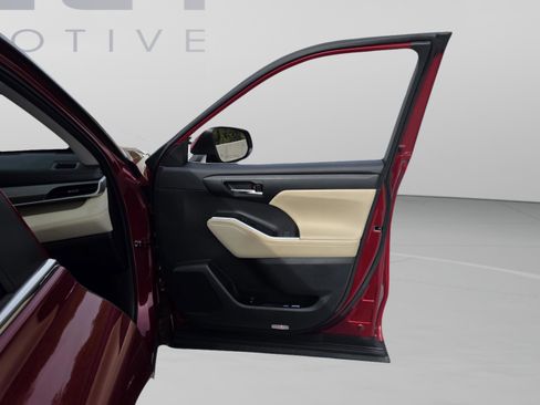 Used 2023 Toyota Highlander XLE image 15