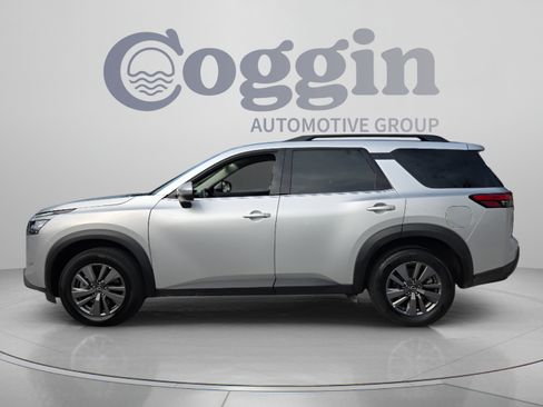 Used 2025 Nissan Pathfinder SV FWD image 2