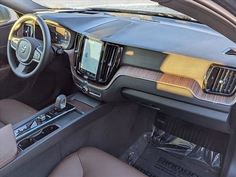 Used 2022 Volvo XC60 B5 Momentum w/ Advanced Package image 21