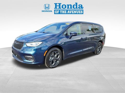 Used 2022 Chrysler Pacifica Touring-L w/ S Appearance Package image 2