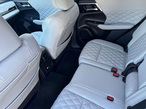 Used 2024 Mitsubishi Outlander 4WD Plug-In Hybrid image 12