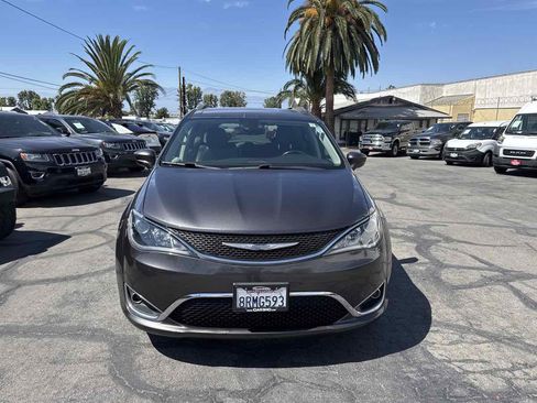 Used 2018 Chrysler Pacifica Touring-L FWD image 2