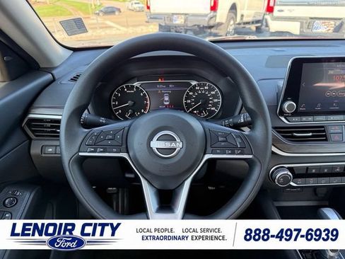 Used 2025 Nissan Altima 2.5 SV FWD image 16