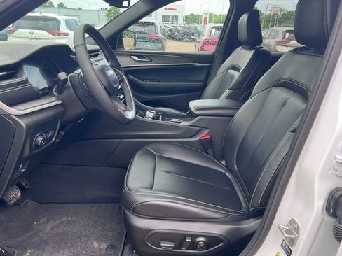 Used 2024 Jeep Grand Cherokee Limited w/ Black Appearance Package AWD/4WD image 3