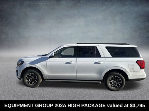 Used 2023 Ford Expedition Max XLT image 2