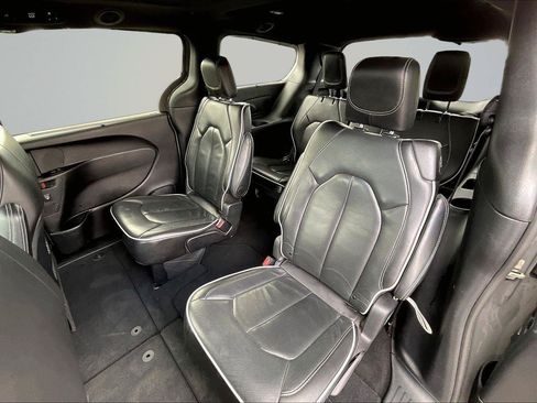 Used 2025 Chrysler Pacifica Limited FWD image 26