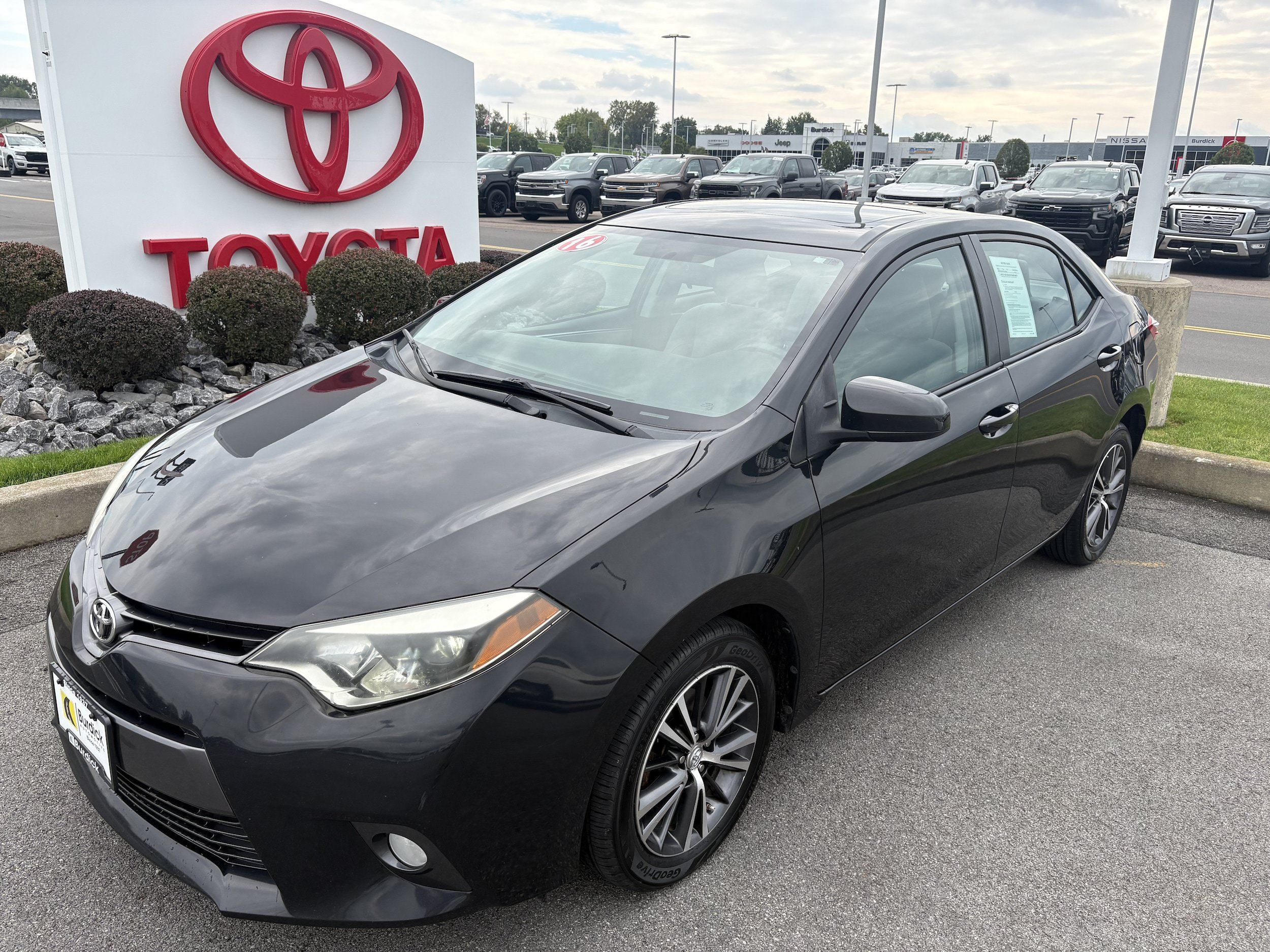 Used 2016 Toyota Corolla FWD image 1