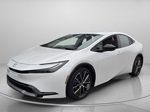 Used 2025 Toyota Prius XLE image 2