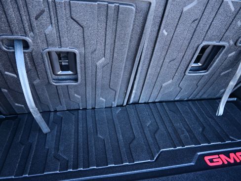 Used 2022 GMC Acadia SLT w/ Preferred Package image 13