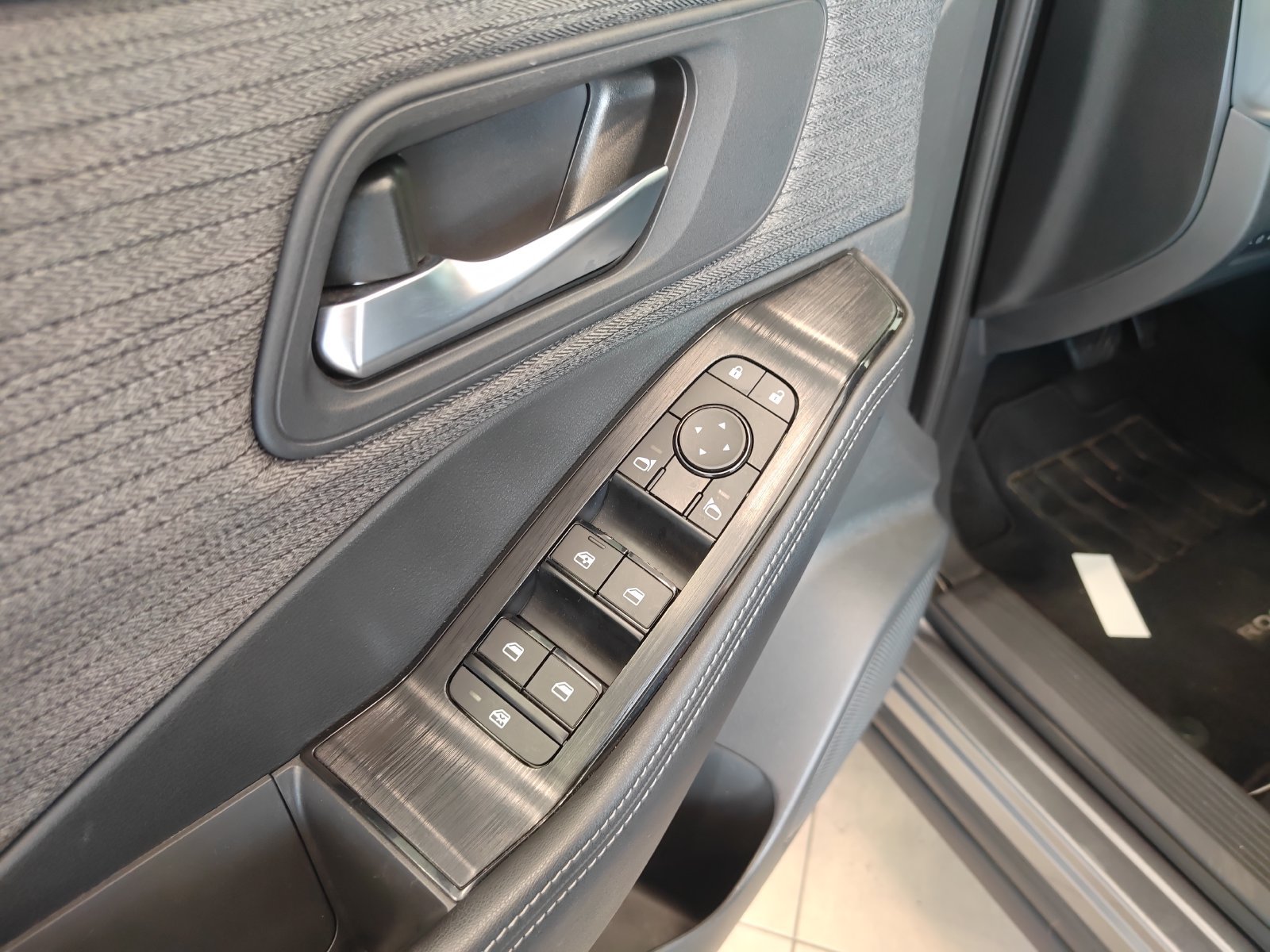 Used 2023 Nissan Rogue SV FWD image 9