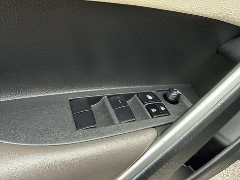 Used 2023 Toyota Corolla Cross XLE image 18