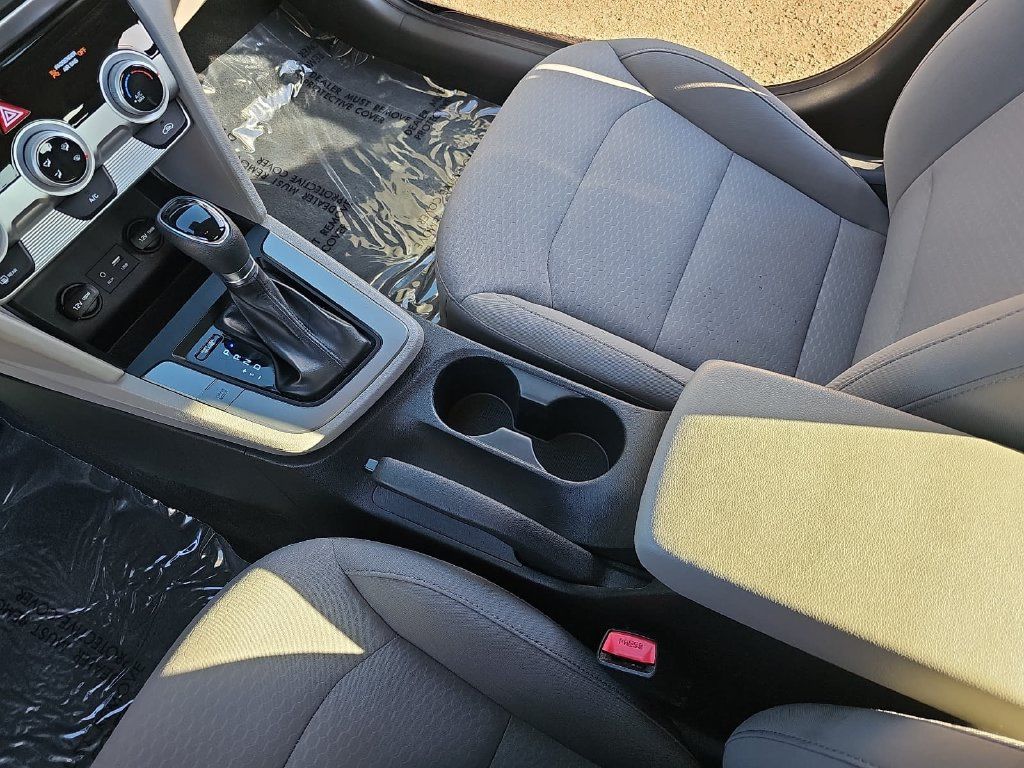 Used 2019 Hyundai Elantra SE FWD image 22